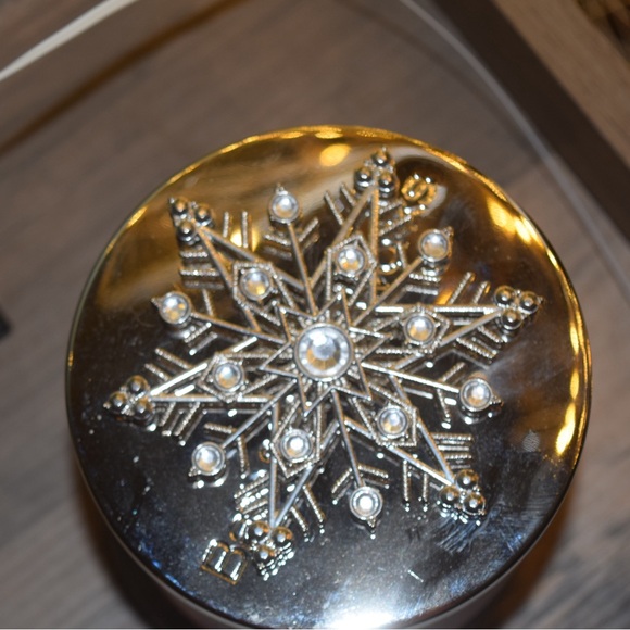 Bath & Body Works Decorative Snowflake Gemstone Magnetic Candle Topper Decor - Picture 2 of 2